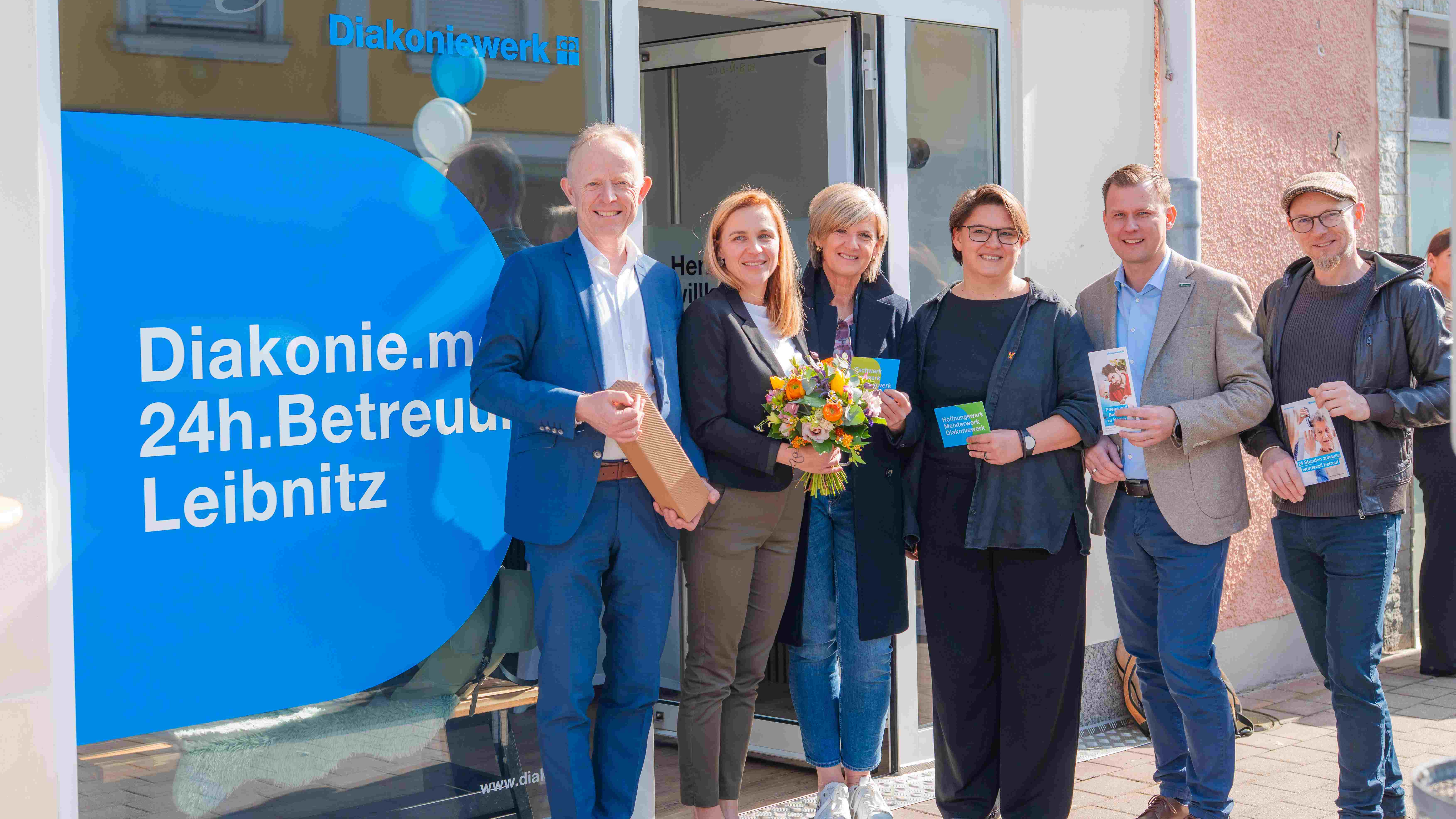 v.l.n.r.: Michael König (Geschäftsleitung Diakoniewerk), Kristin Konduri (Leitung Diakonie.mobil Leibnitz), Astrid Holler (Stadtentwicklung Leibnitz), Pfarrerin Marianne Pratl-Zebinger, Bürgermeister Daniel Kos, Robert Konrad (Sozialinfo Leibnitz)
