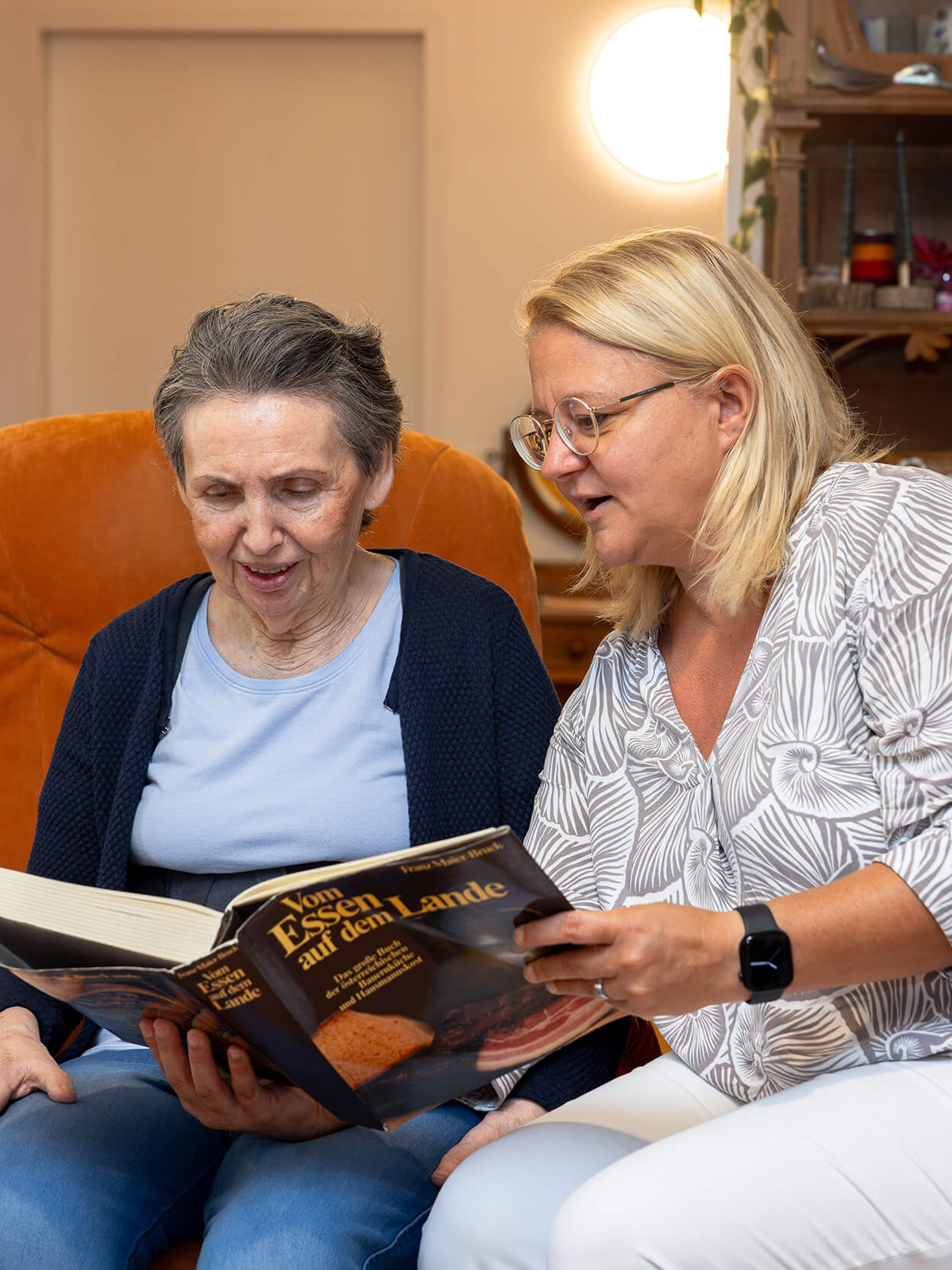 Zwei Frauen lesen ein Buch.